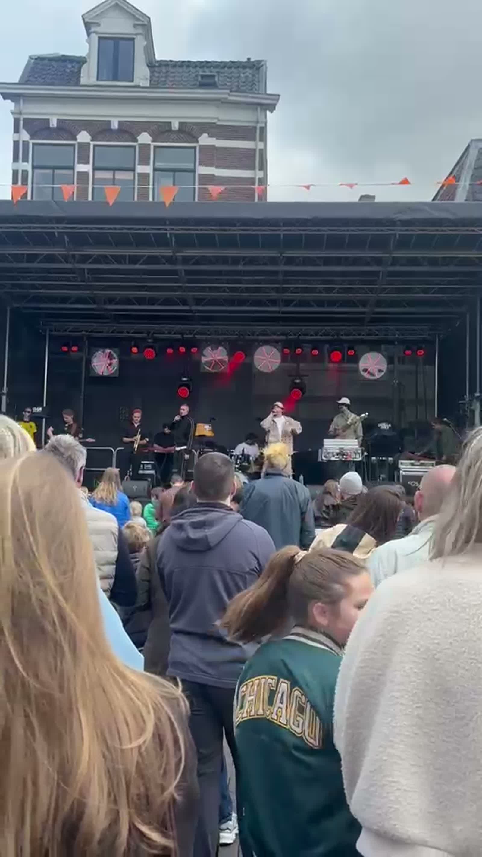 Della Dix live met band tijdens Bevrijdingsdag op De Hof in Amersfoort