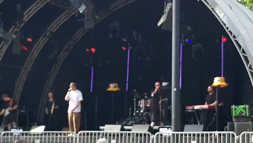 Della Dix met volle band op het buitenpodium van Musicians Paradise