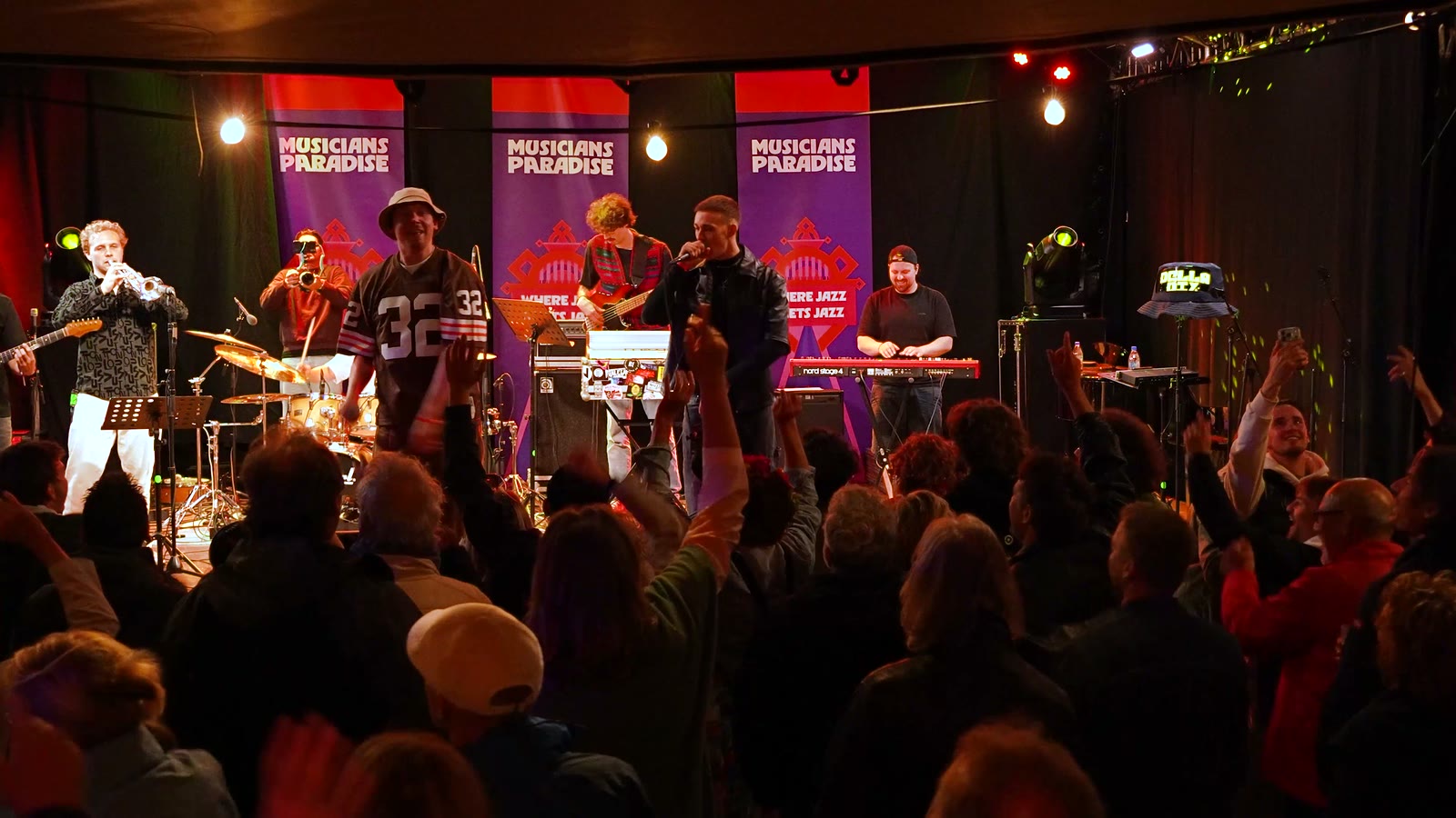Della Dix met volledige liveband tijdens de headline show op Musicians Paradise